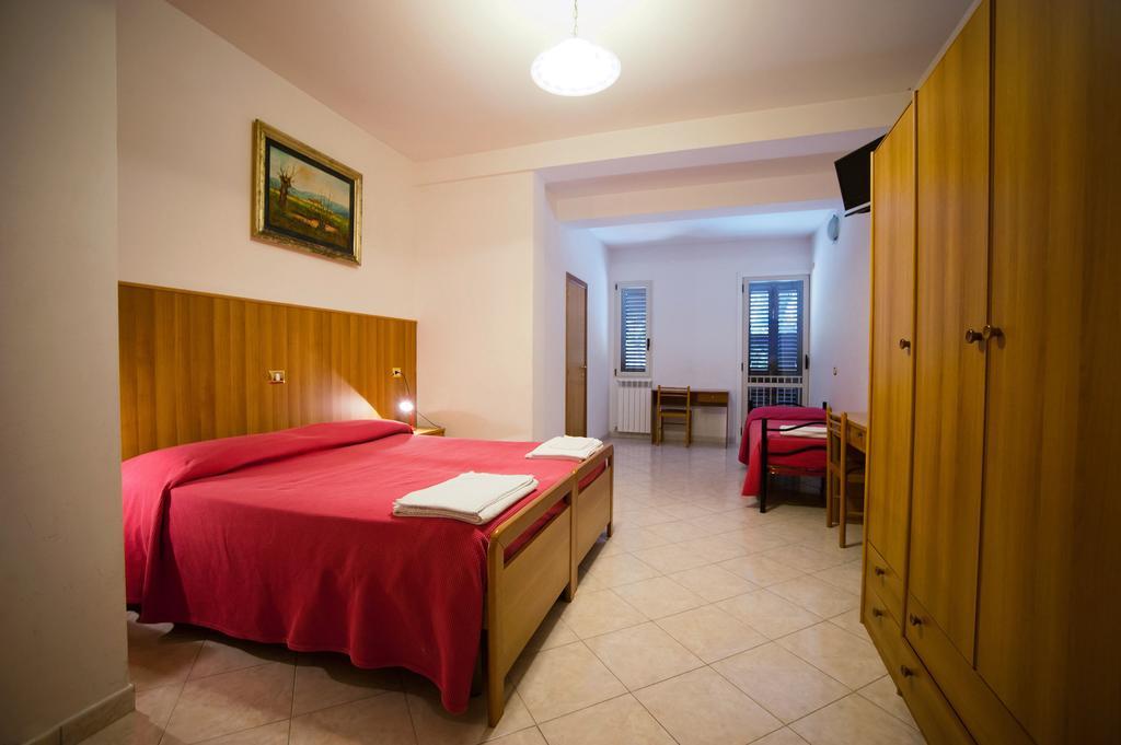 Albergo Magrini Della Genga Genga  Phòng bức ảnh
